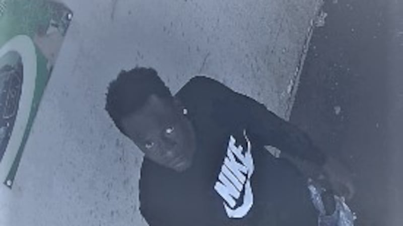 El hombre que ve en la fotografía en este artículo es uno de los sospechosos acusado de...