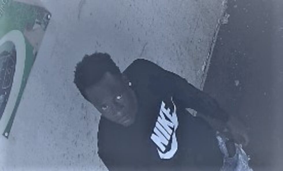 El hombre que ve en la fotografía en este artículo es uno de los sospechosos acusado de...