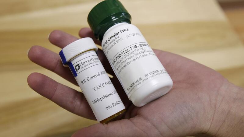 ARCHIVO - Esta fotografía de archivo del 22 de septiembre de 2010 muestra botellas de píldoras...