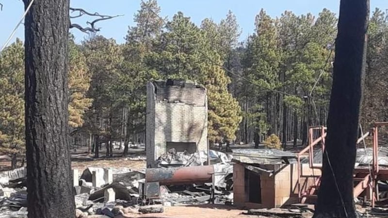 Campamento Monakiwa destruido por incendios forestales en Nuevo México.