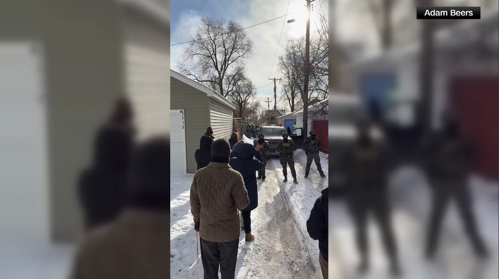 Una niña pequeña de Minnesota fue detenida por el ICE junto con su padre y trasladada en avión...