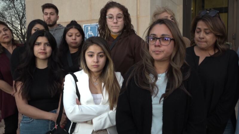 Familia Pesqueda hablando con los medios