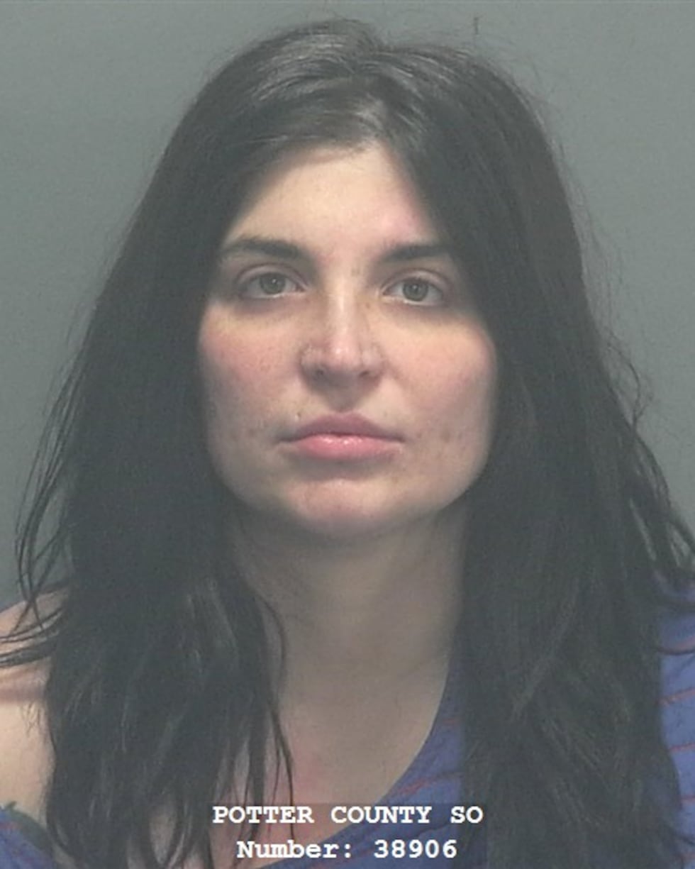 Katie Quackenbush, acusada de agresión con agravantes y amenaza terrorista (Fuente: Condado de...