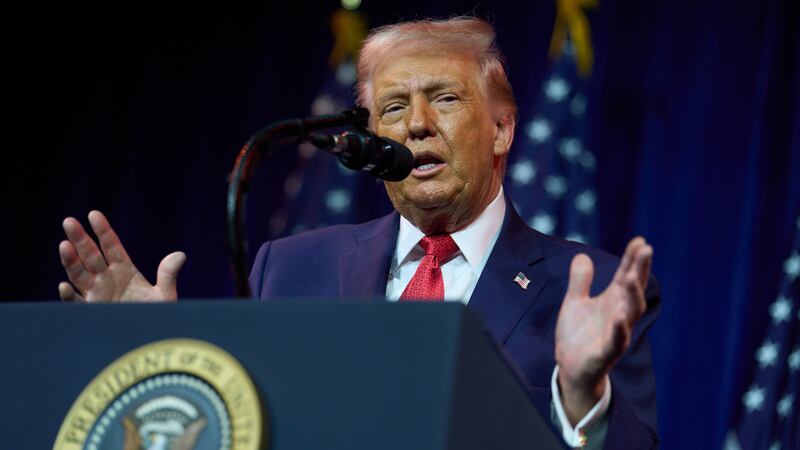 El presidente Donald Trump habla con representantes republicanos durante su retiro anual, el...