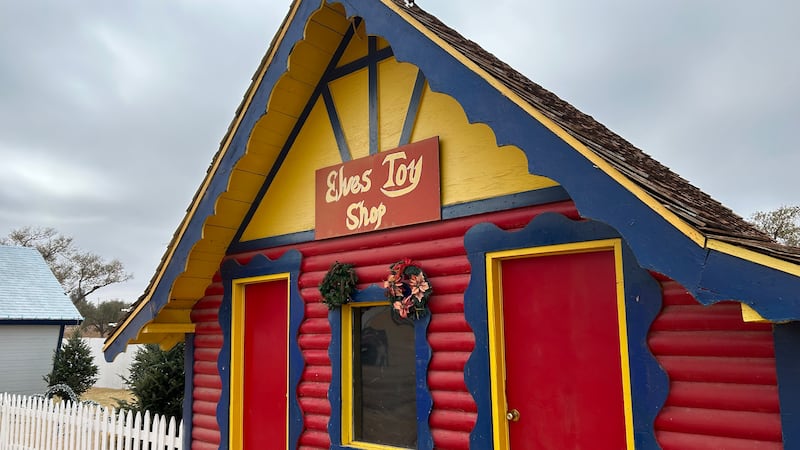 El público está invitado a recorrer este festivo pueblo invernal, que incluye un árbol de...