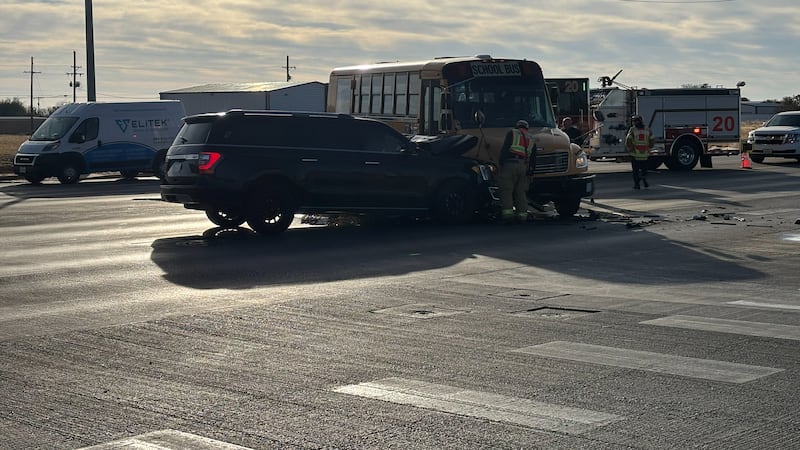 Choque con autobús escolar moviliza a equipos de emergencia en el sur de Lubbock