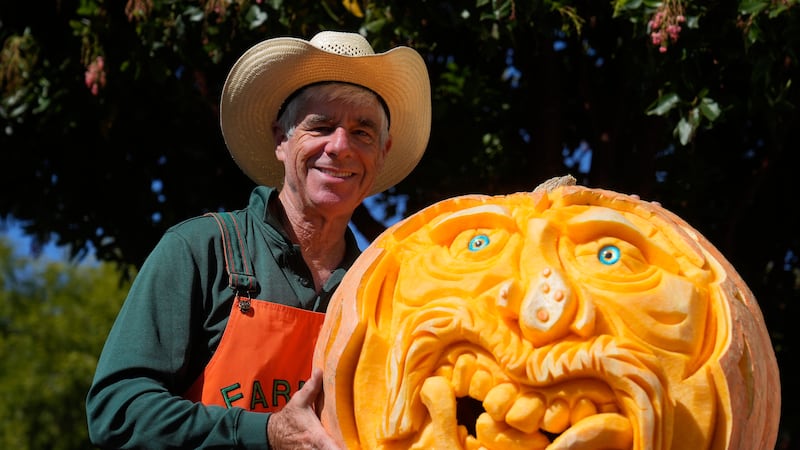Mike Valladao junto con una calabaza tallada en Half Moon Bay, California, el 12 de octubre...