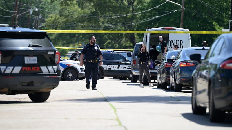 La policía cerca del lugar donde ocurrió un tiroteo masivo en Shreveport, Luisiana, el 19 de...