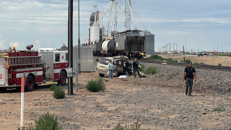 Funcionarios del DPS dicen que tres personas han muerto después de un accidente que involucró...