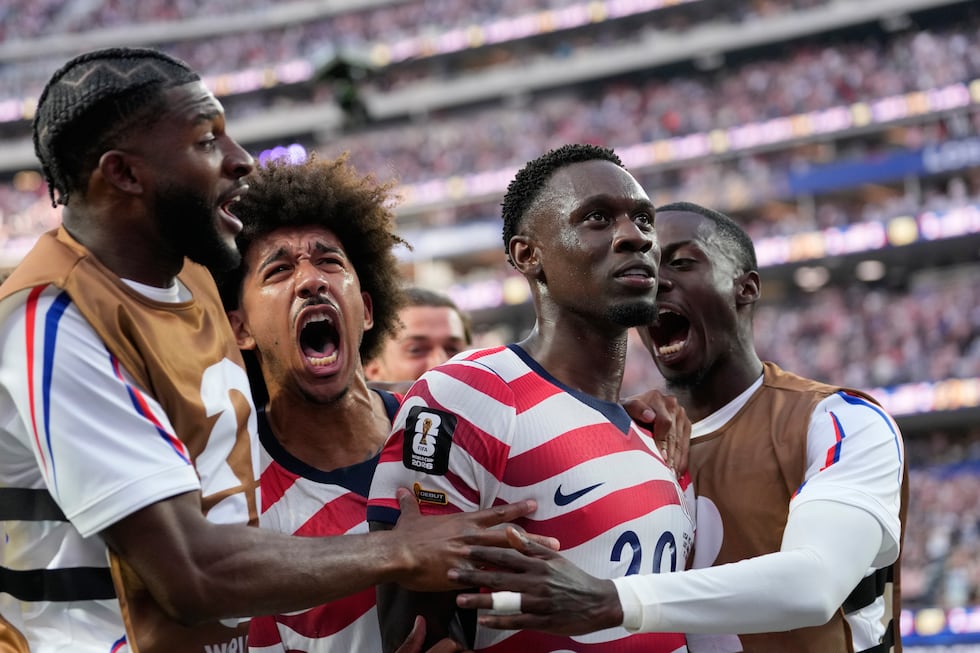 Folarin Balogun, de Estados Unidos (centro), celebra con sus compañeros tras anotar el tercer...