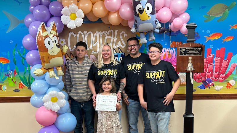 Niña de primer grado vence al cáncer y toca la campana