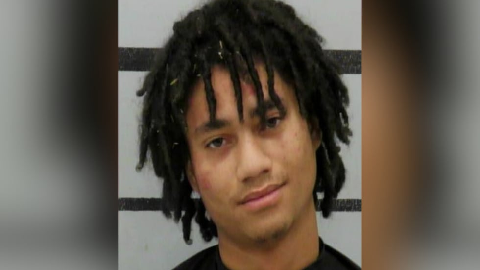 Un gran jurado de Lubbock acusó a un hombre de 20 años por presuntamente intentar atropellar a...