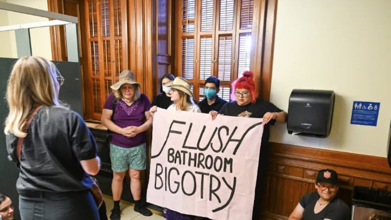 Activistas de Trans Texas ocupan el baño de mujeres en la primera planta del Capitolio de...