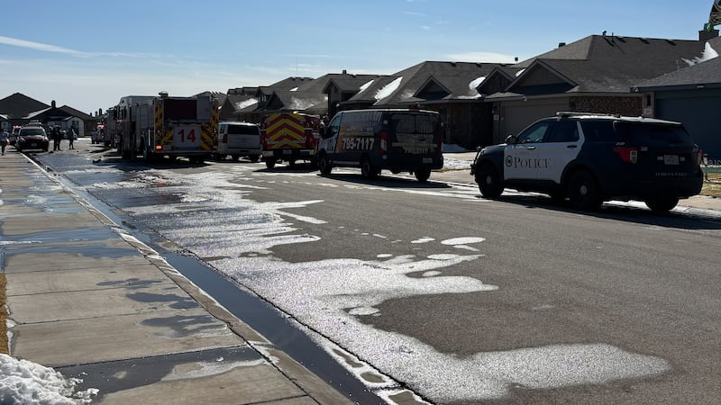 Bomberos combaten incendio en casa del sur de Lubbock