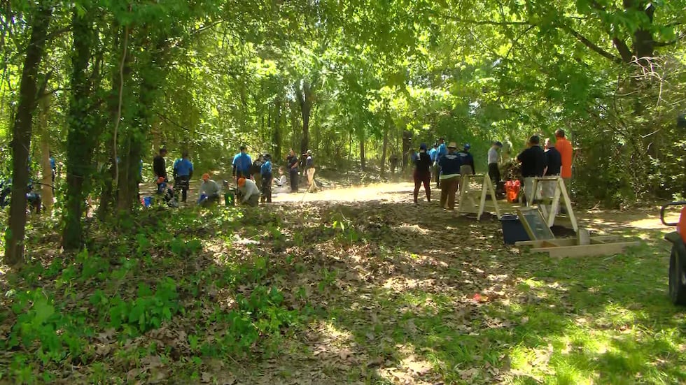 Las fuerzas del orden están registrando una zona boscosa en Hickory Hill tras el hallazgo de...