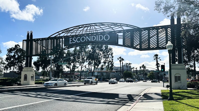 Conductores circulan por debajo de un puente con el nombre de la ciudad, el 18 de febrero de...