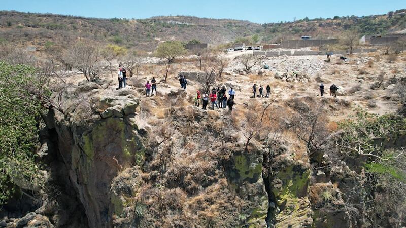 Cuarenta y cinco bolsas con restos humanos han sido descubiertas en un barranco en un suburbio...