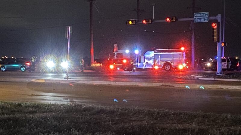 El departamento de bomberos y policias de Lubbock respondieron a un accidente de cuatro...