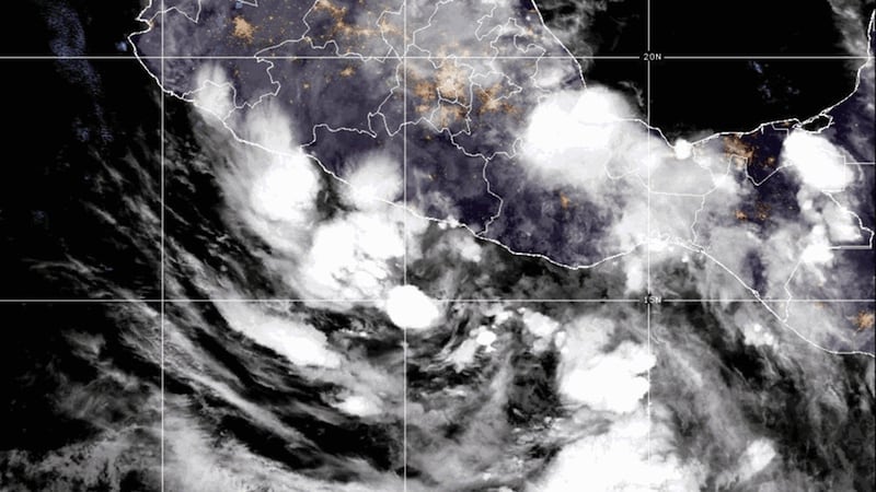 Esta imagen tomada por satélite por CIRA/NOAA muestra la tormenta tropical Boris formándose...