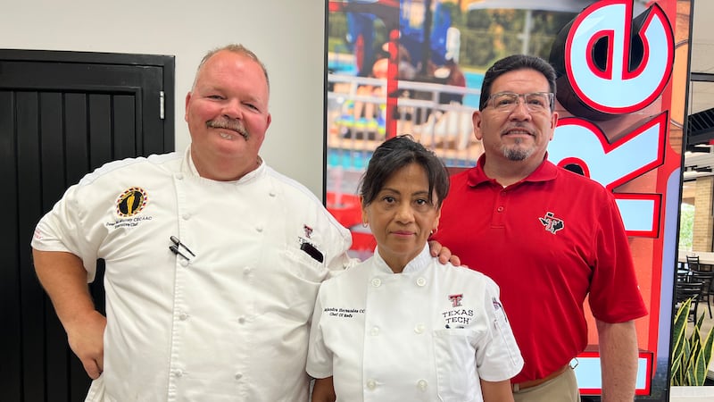 Chef Alejandra Hernández junto al Chef Ejecutivo Dewey McMurrey y Antonio Regalado
