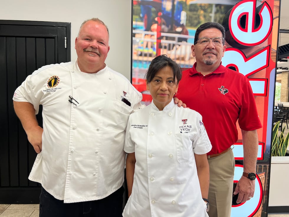 Chef Alejandra Hernández junto al Chef Ejecutivo Dewey McMurrey y Antonio Regalado