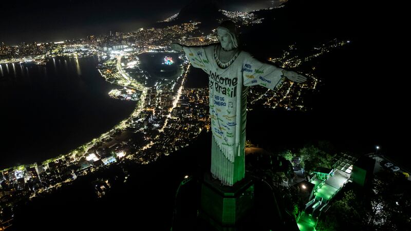 La estatua del Cristo Redentor está iluminada con un cartel de bienvenida a la cantante...