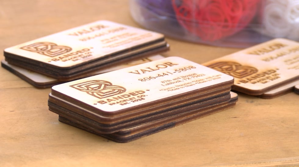 Valor Prado aprende responsabilidad y comunicación con su negocio Banded Bracelet Co.