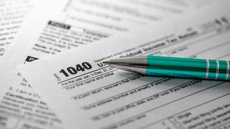 El IRS dijo que cualquier ingreso obtenido de actividades ilegales, como el tráfico de drogas,...