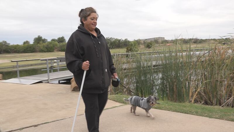 Una mujer de Lubbock dijo que tiene suerte de estar viva después de que tres perros callejeros...