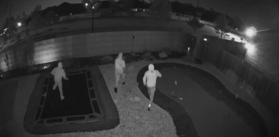 En un video se vio a cuatro hombres intentando ingresar a la casa desde el patio trasero.