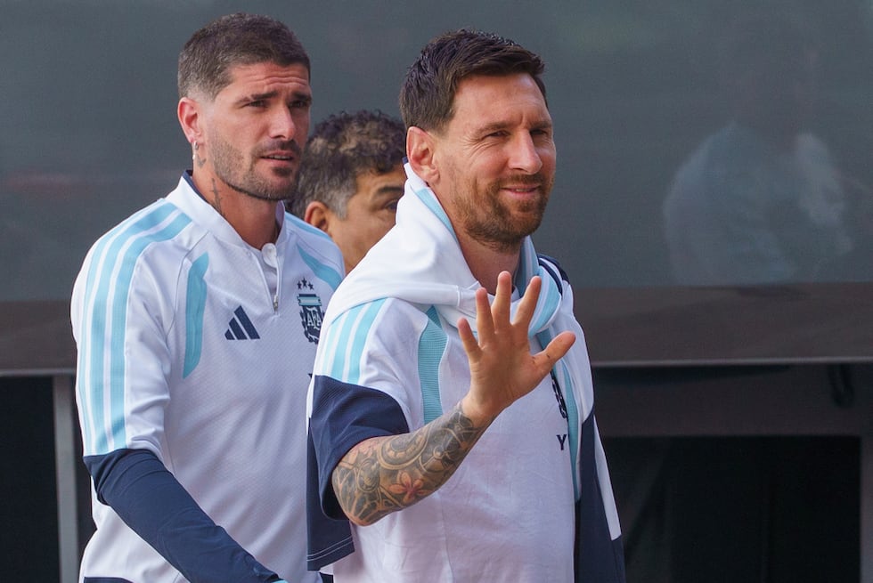 Lionel Messi, con Rodrigo De Paul detrás, saluda durante un entrenamiento de Argentina en...