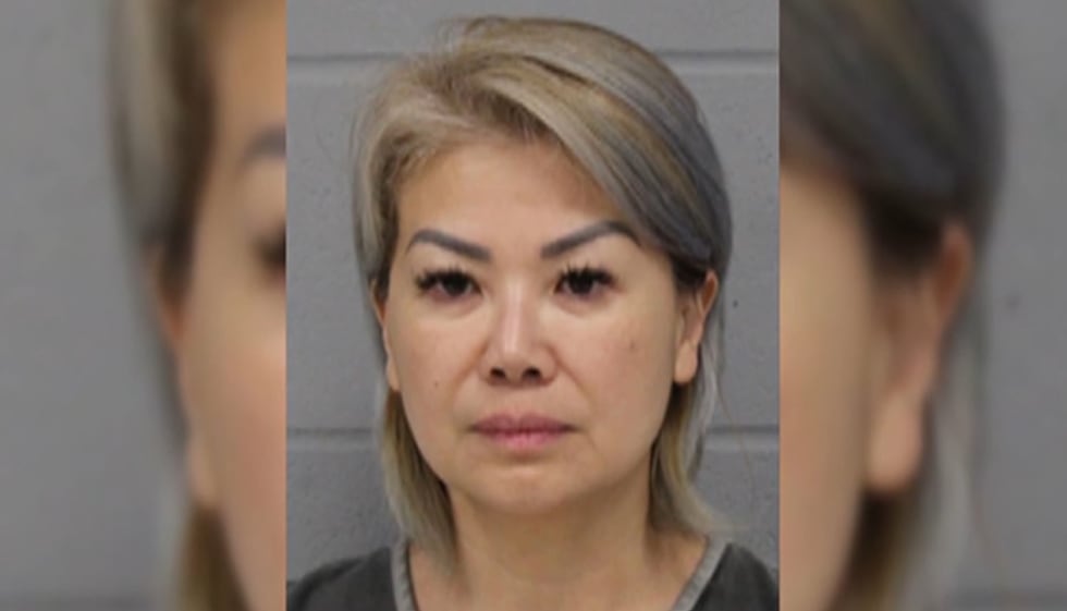 Adeline Bui, de 50 años, está acusada de maltrato de un cadáver y manipulación de registros...