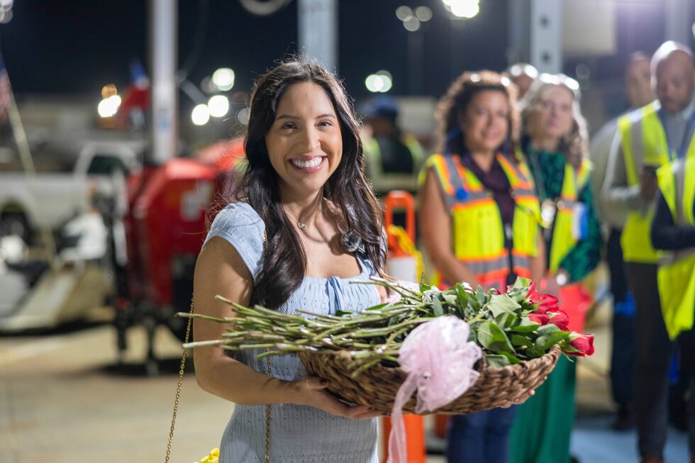 Un hombre de Nashville le propuso matrimonio a su esposa al salir del avión con la ayuda de...