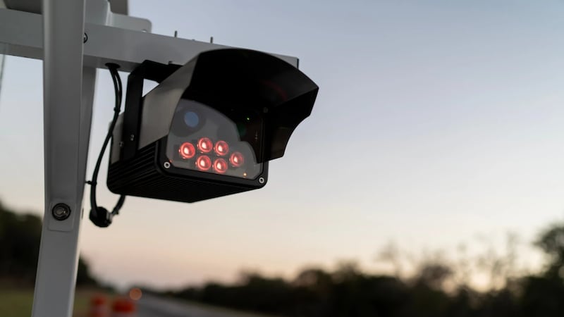 Un lector de matrículas se encuentra al borde de una carretera, el miércoles 15 de octubre de...