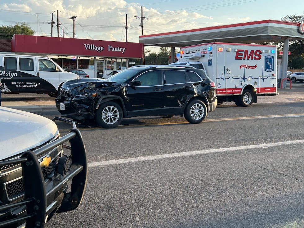 2 injured in crash at 69th Street and Slide Road in Lubbock
