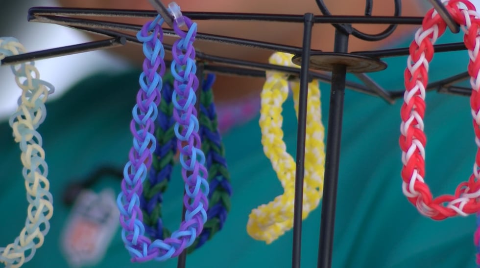 Valor Prado aprende responsabilidad y comunicación con su negocio Banded Bracelet Co.