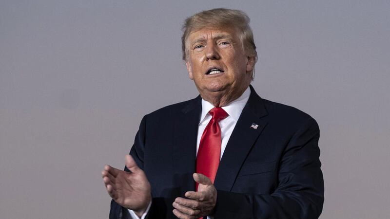 ARCHIVO - El expresidente de Estados Unidos, Donald Trump, antes de subir al escenario en un...