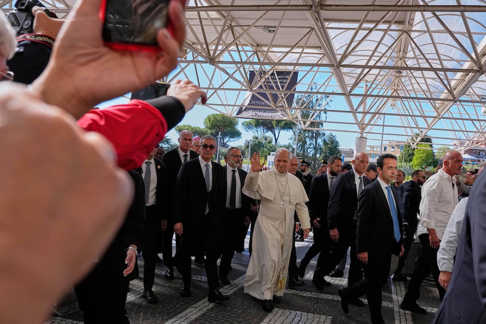 El papa León XIV llega a la Policlínica Agostino Gemelli en Roma, el martes 13 de octubre de...