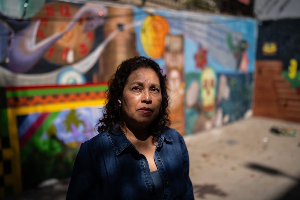 Lorena Zepeda, inmigrante de El Salvador que trabaja para el Central American Resource Center...