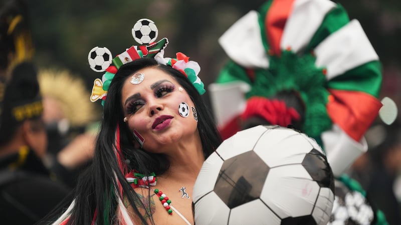 Una bailarina en el Paseo de la Reforma de la Ciudad de México, el sábado 6 de junio de 2026,...