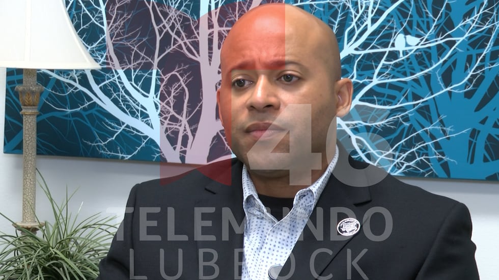 En una entrevista exclusiva con Telemundo Lubbock, Vélez compartió su trayectoria y criticó el...