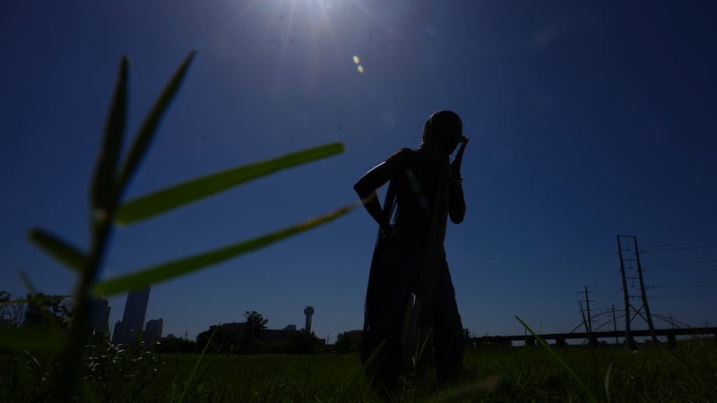 Janezia Thomas bajo el sol en la ribera del río Trinity, en Dallas, Texas, el martes 29 de...