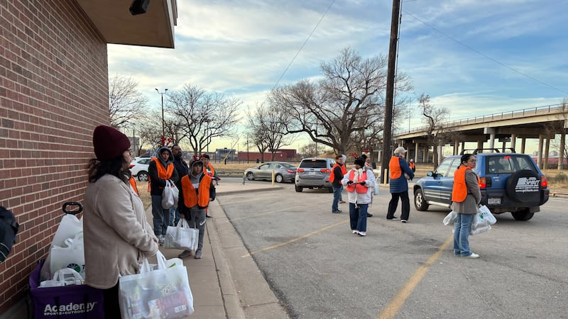Catholic Charities of Lubbock, TXU Energy y H-E-B se asociaron el viernes por la mañana para...