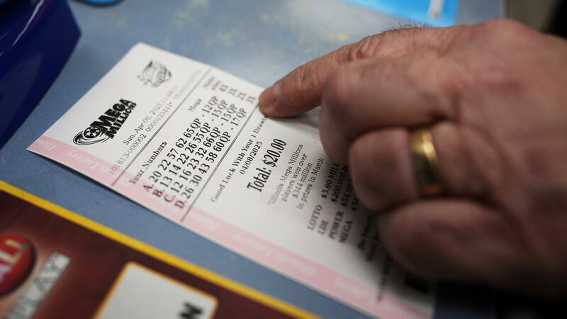El mayor premio acumulado en la historia de Mega Millions se entregó el 8 de agosto de 2023,...