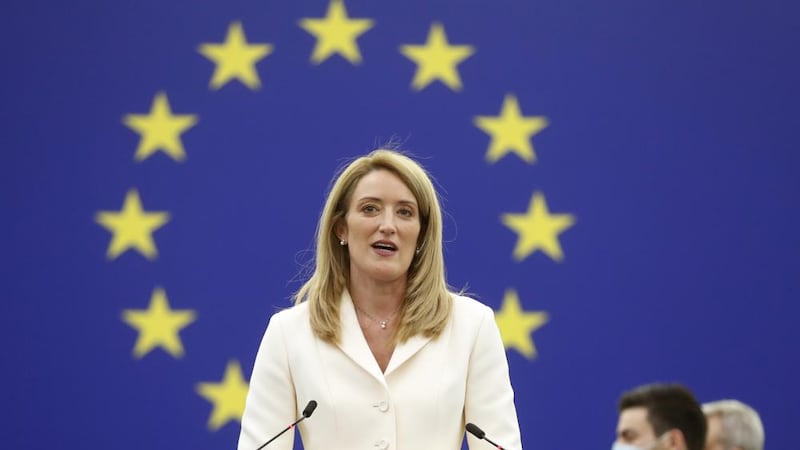 La democristiana Roberta Metsola, de Malta, ofrece un discurso en el Parlamento Europeo, en...