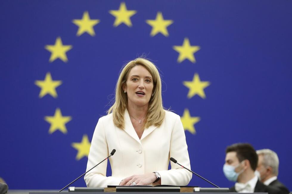 La democristiana Roberta Metsola, de Malta, ofrece un discurso en el Parlamento Europeo, en...