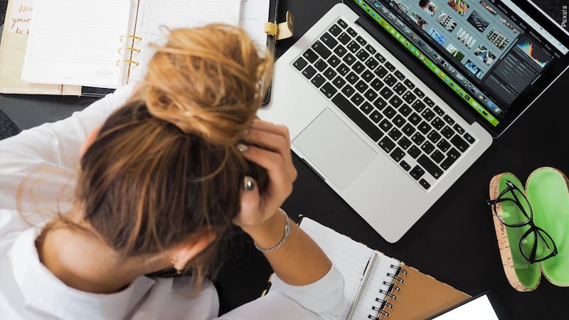 46% de las mujeres dice que el dinero tiene un impacto negativo en su salud mental, en...