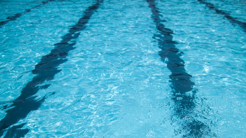 ARCHIVO - Niños se refrescan en la piscina Hamilton Fish, el 18 de julio de 2017, en el barrio...