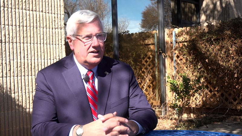 Mike Collier promete límites de mandato y reforma fiscal como candidato a vicegobernador de Texas