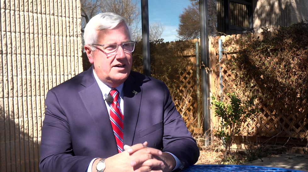 Mike Collier promete límites de mandato y reforma fiscal como candidato a vicegobernador de Texas